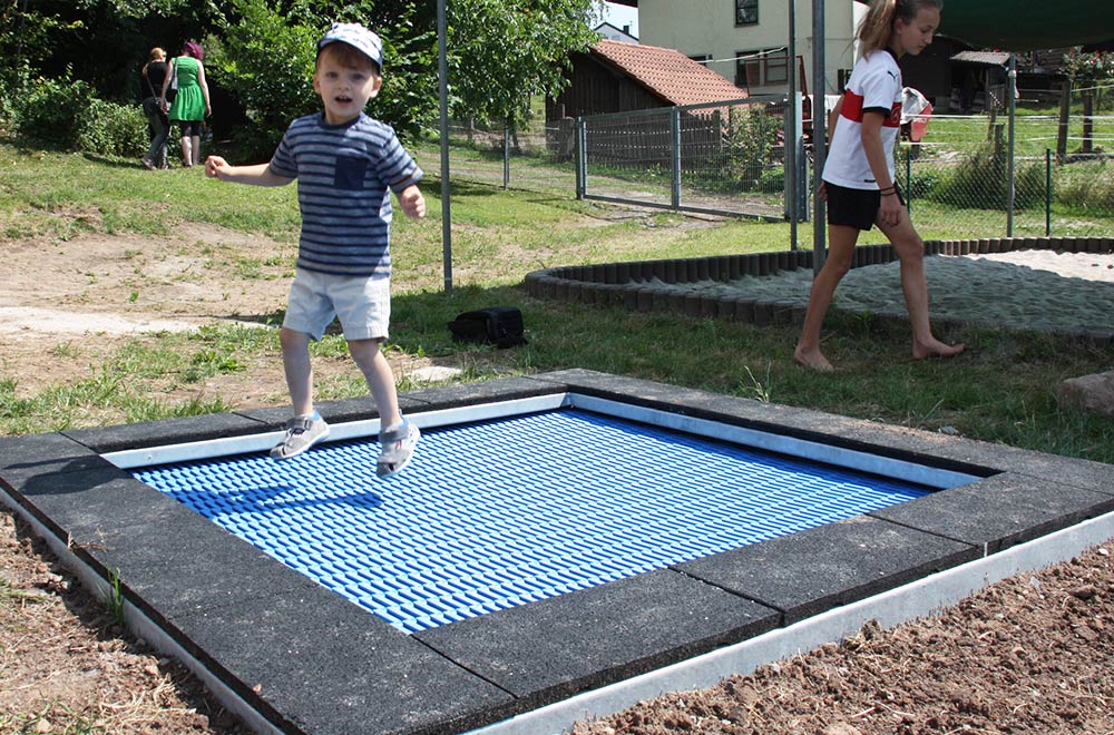 Trampoline aus Kunststoff-Lamellen