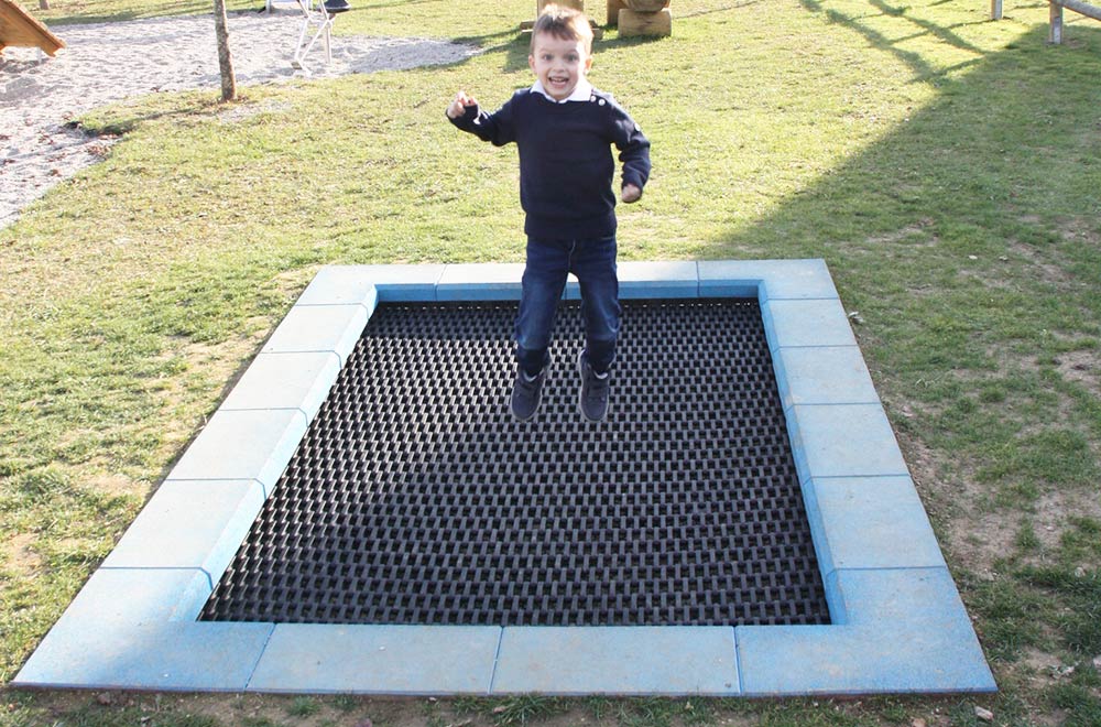 Trampoline aus Kunststoff-Lamellen